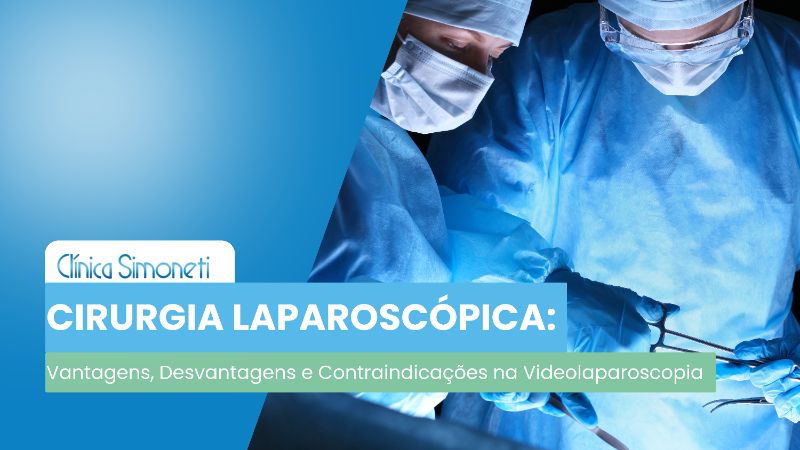 Sala de operação com cirurgiões realizando cirurgia laparoscópica em paciente deitado na mesa, com equipamentos médicos e monitores ao redor.