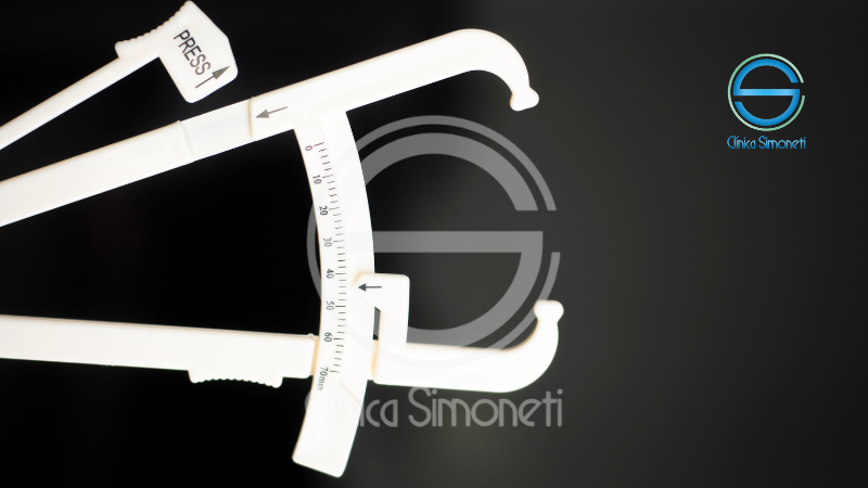 Sala de cirurgia moderna com equipe médica realizando cirurgia metabólica em paciente.